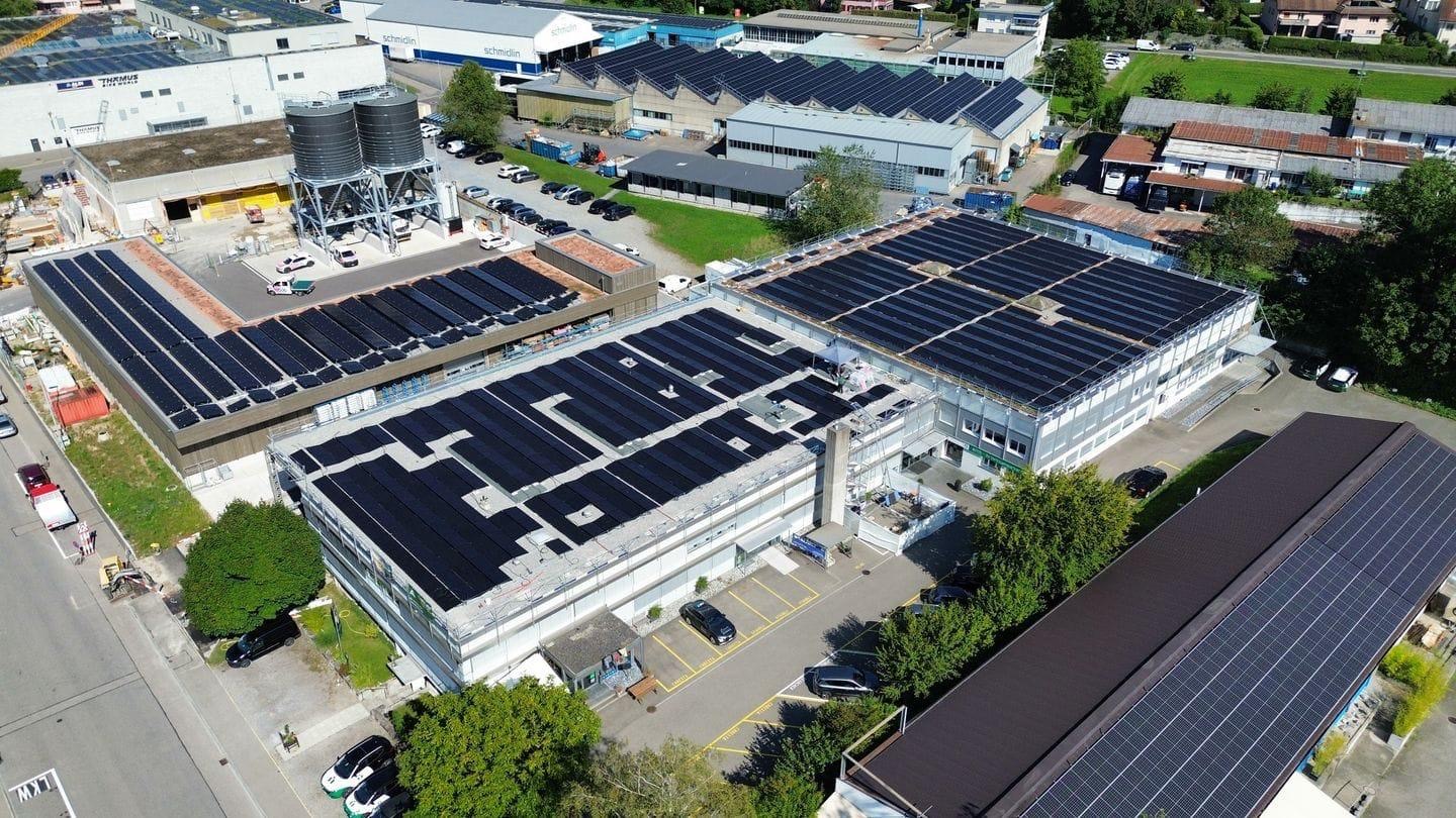 Luftaufnahme der Photovoltaikanlage auf mehreren Industriedächern in Affoltern am Albis