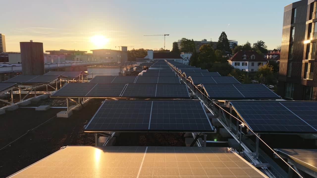 Solarmodule auf einem begrünten Flachdach in Aarau bei Sonnenuntergang
